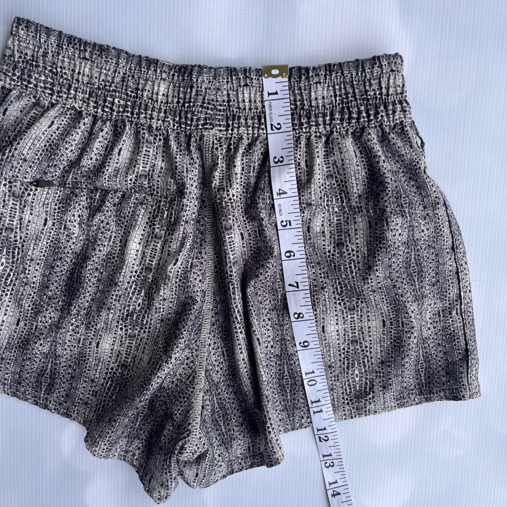 Vuori Shorts Grey White Womens Small Gym Workout Fitness Yoga Running Activewear - Picture 8 of 8